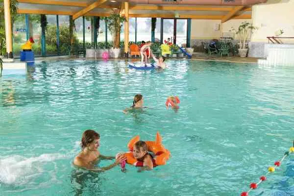 Zwembad op vakantiepark Landal Stroombroek